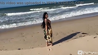 A Naughty Girl Fulfills A Fan'S Wish For Outdoor Sex Without A Condom In A Homemade Video