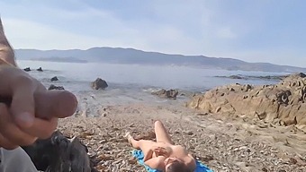 Odważny Mężczyzna Obnaża Się Przed Dojrzałą Nudystką, Prowadząc Do Oralnej Przyjemności Na Plaży.